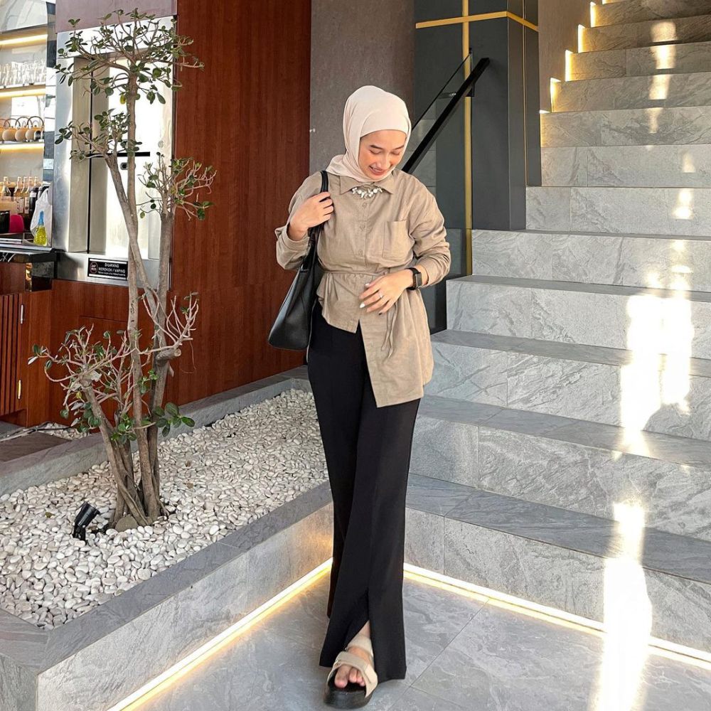 10 Inspirasi Outfit Pakai Slit Pants ala Risa Larasati yang Stylish! 