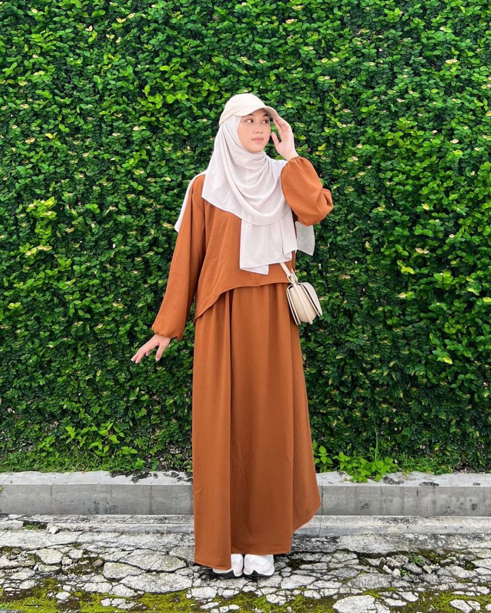 9 Inspirasi Outfit One set ala Nyimas Juniar, Effortless dan Anggun!