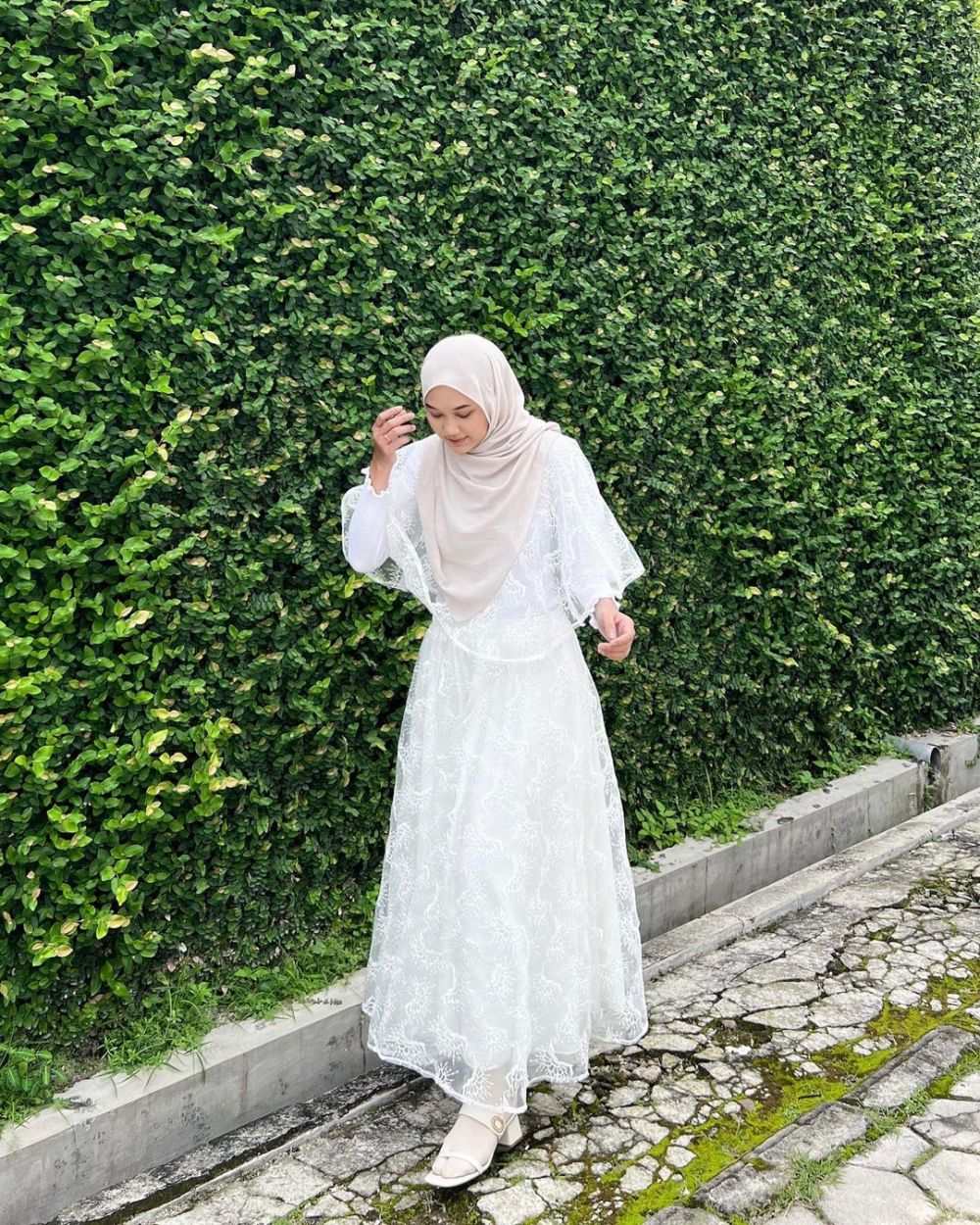 9 Inspirasi Outfit One set ala Nyimas Juniar, Effortless dan Anggun!