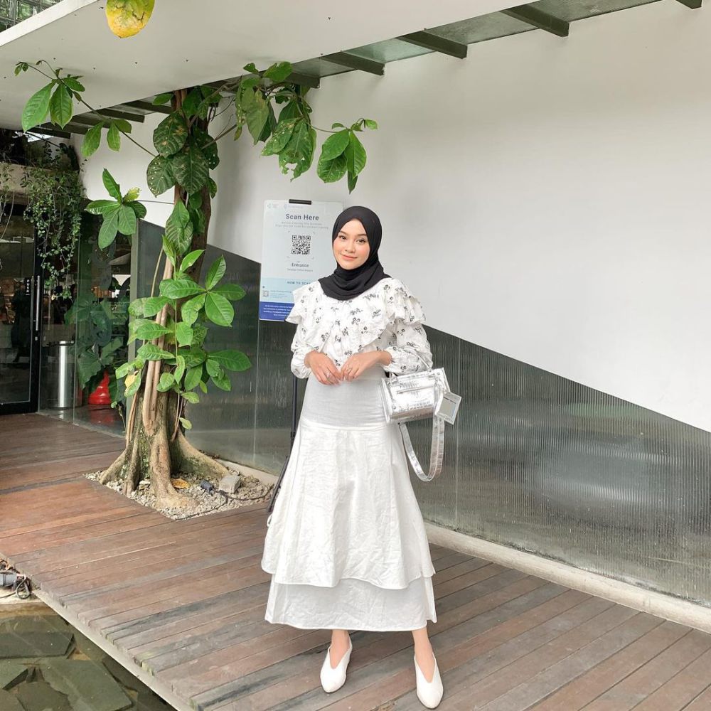 12 Padu Padan Skirt Buat Daily Outfit ala Putri Nuryuliani, Stunning!