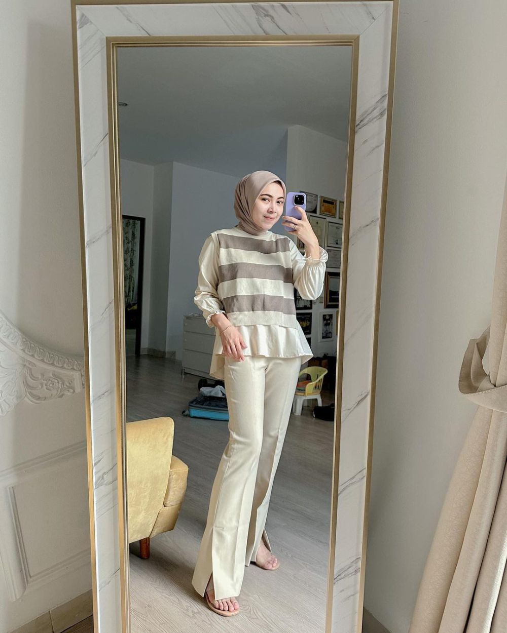 8 Inspirasi Outfit Hijab Vest ala Anggita Adistyas, Tampil Kekinian!