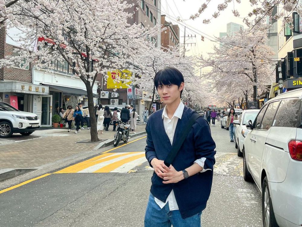 9 Inspirasi Daily Outfit ala Ahn Young Hoon, Nyaman Dipakai