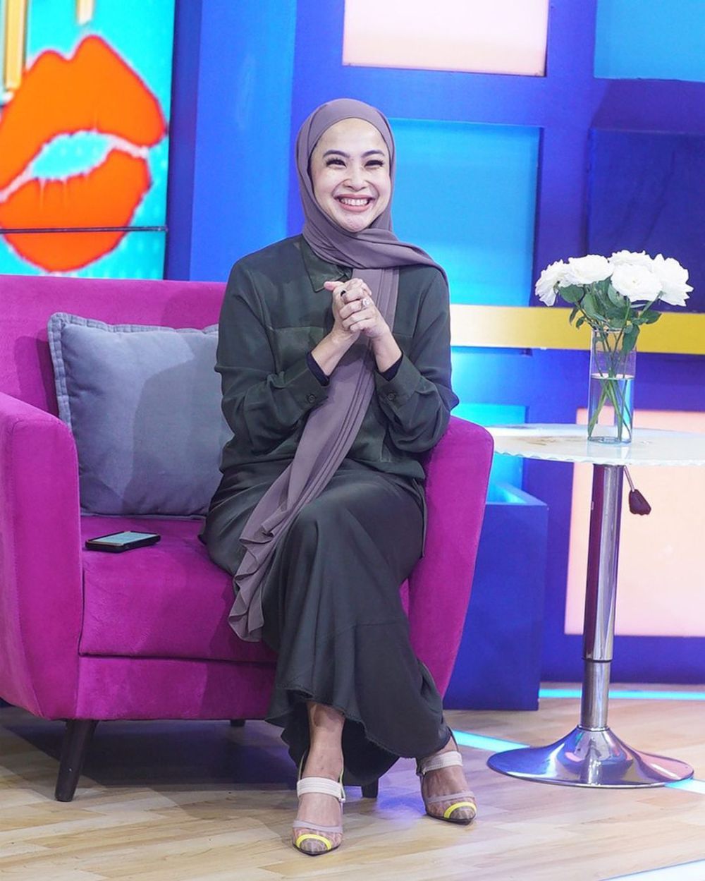 8 OOTD ala Feni Rose yang Mantap Berhijab, Stylish nan Awet Muda 