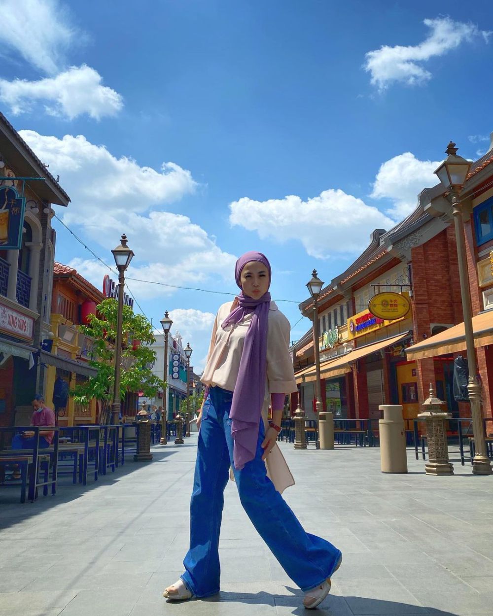 8 OOTD ala Feni Rose yang Mantap Berhijab, Stylish nan Awet Muda 