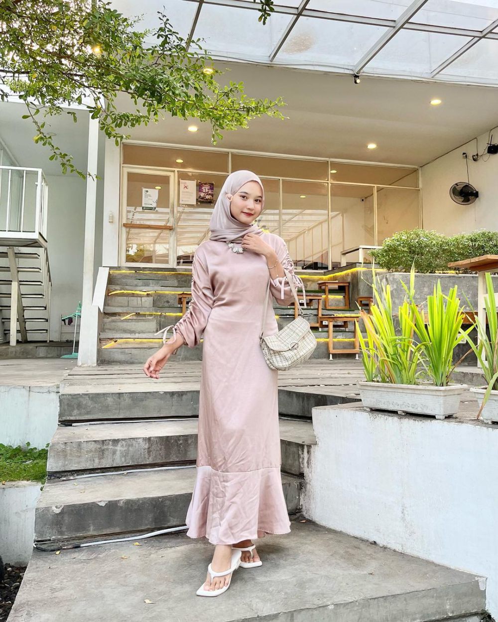 8 Inspirasi Model Dress ala Siska Amera, Cocok buat Girls Day Out! 