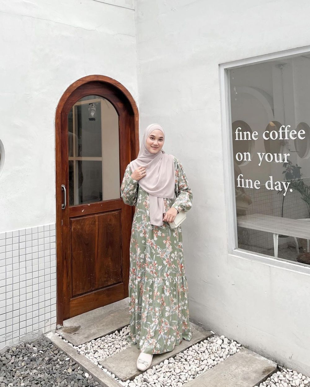 9 Ide OOTD Hijab Pakai Dress Motif Ala Nyimas Juniar