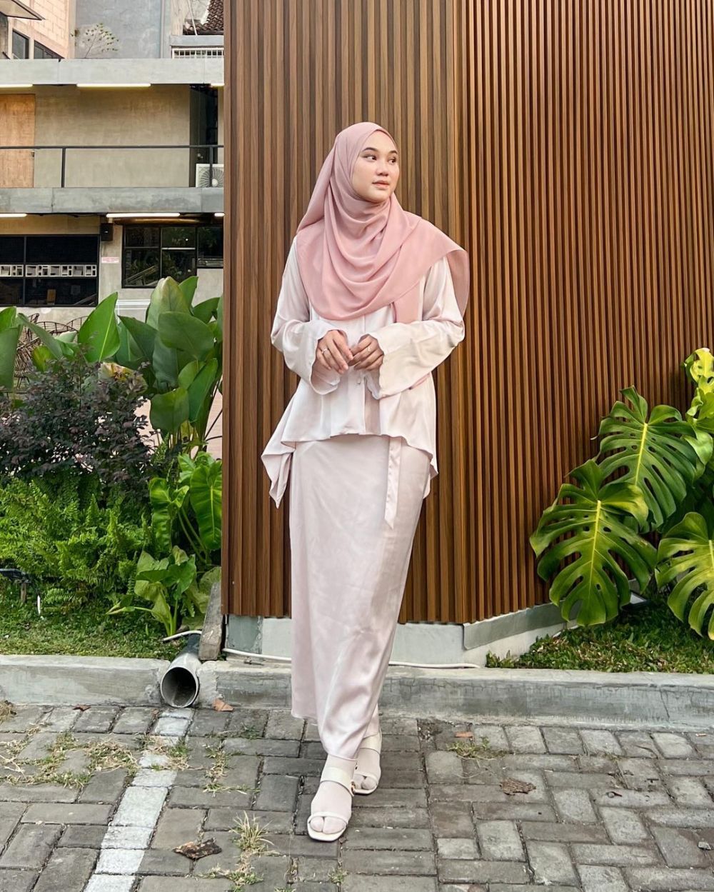 9 Inspirasi Outfit One set ala Nyimas Juniar, Effortless dan Anggun!