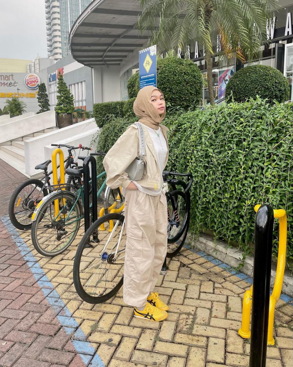 7 Ide Outfit Hijab Earth Tone Boyish ala Clara Yulia, Kece Maksimal!