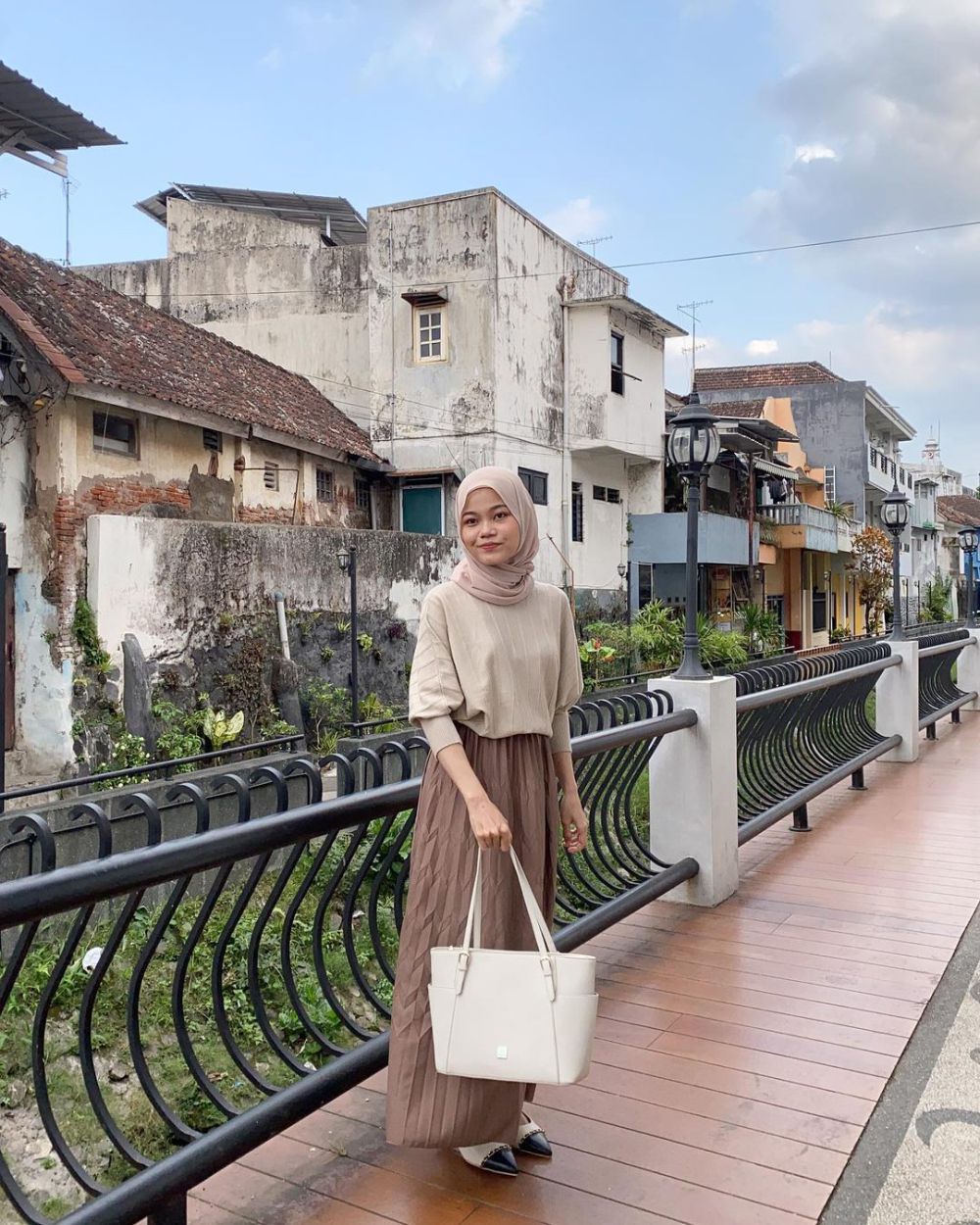 7 Referensi OOTD Earth Tone buat Kuliah ala Vidia Safa, Warm!