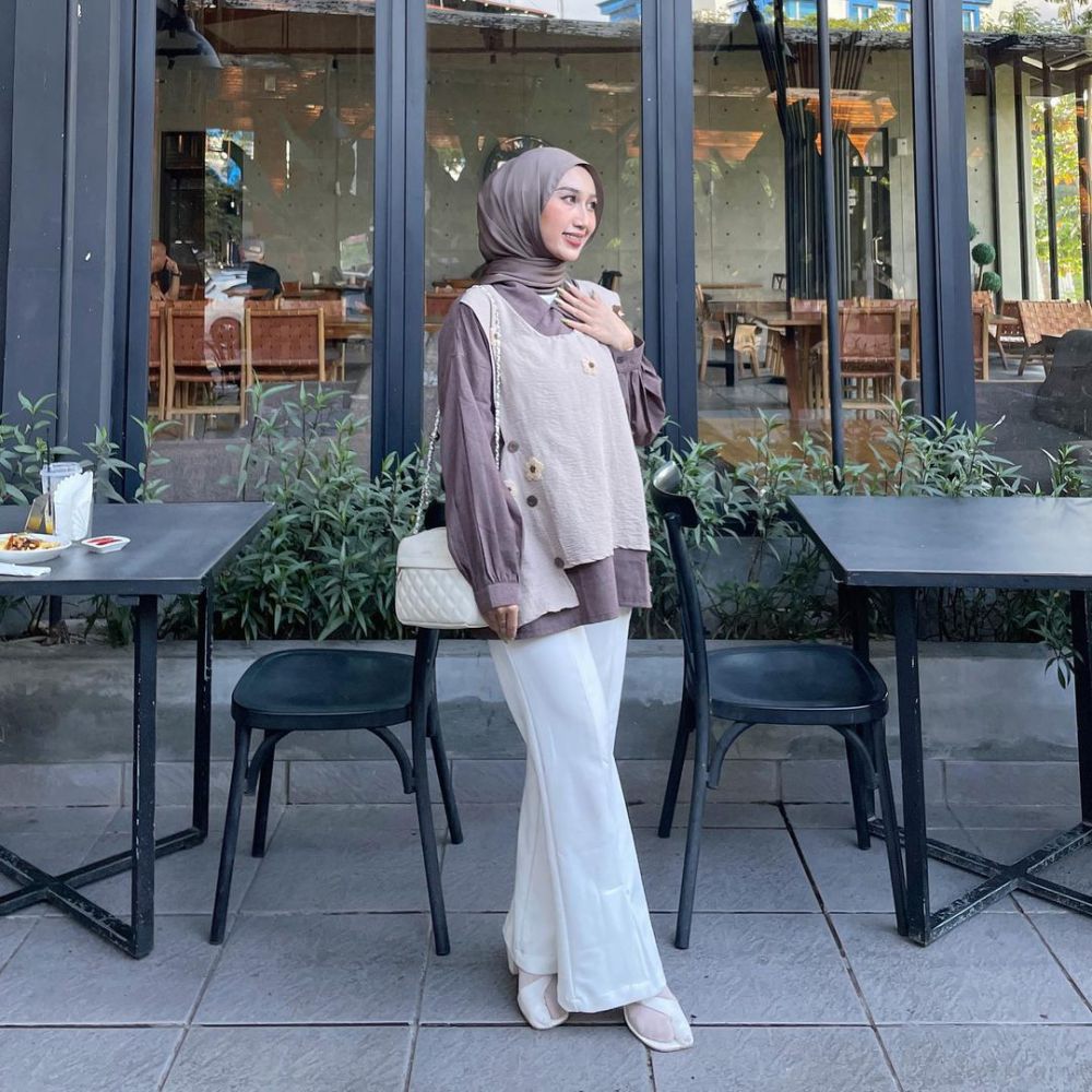 10 Inspirasi Outfit Pakai Slit Pants ala Risa Larasati yang Stylish! 