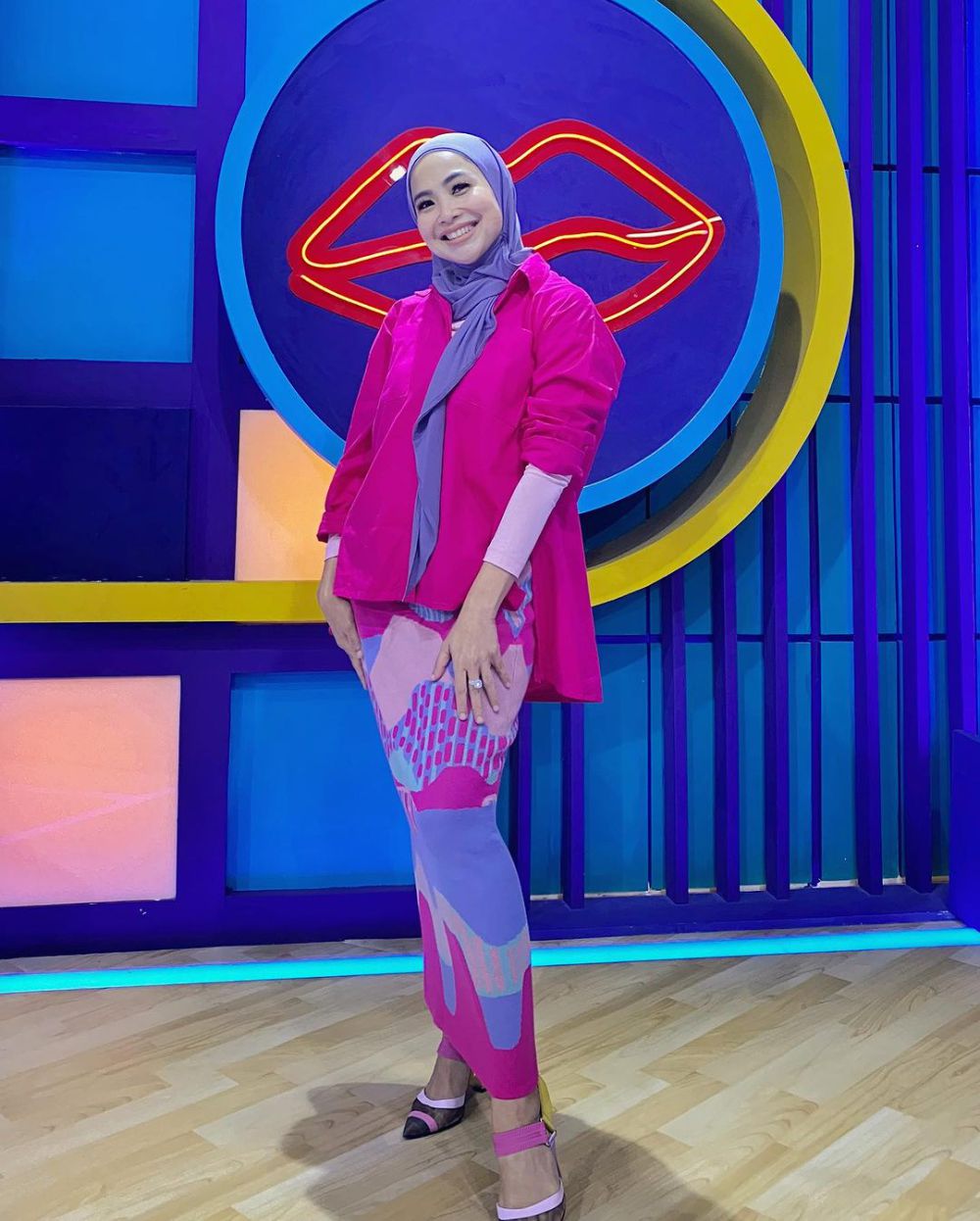 8 OOTD ala Feni Rose yang Mantap Berhijab, Stylish nan Awet Muda 