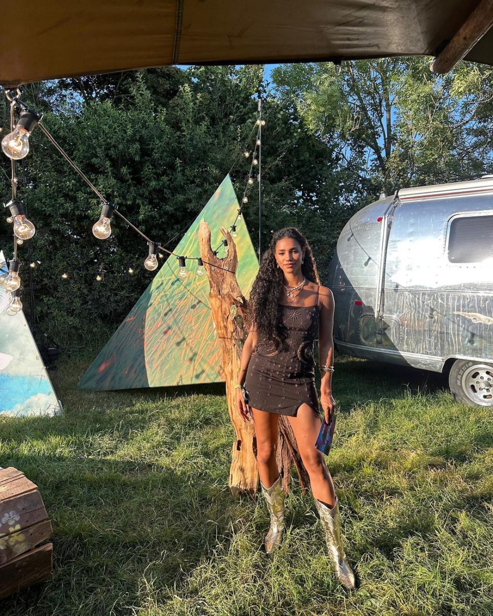 10 Potret Vick Hope yang Resmi Jadi Istri Calvin Harris