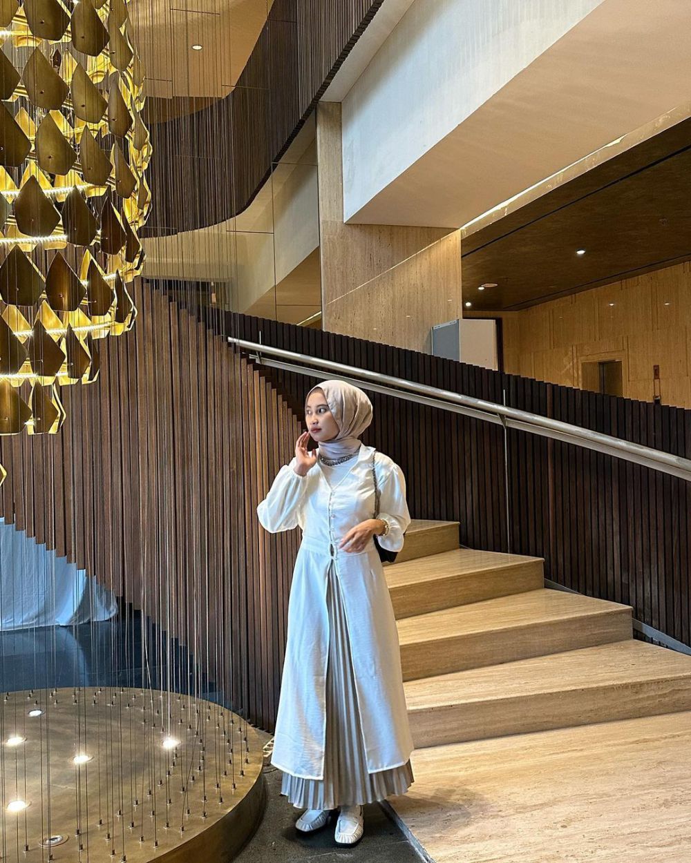 8 Padu Padan Outfit Hijab untuk Reuni, Vibes Cewek Bumi Sosialita