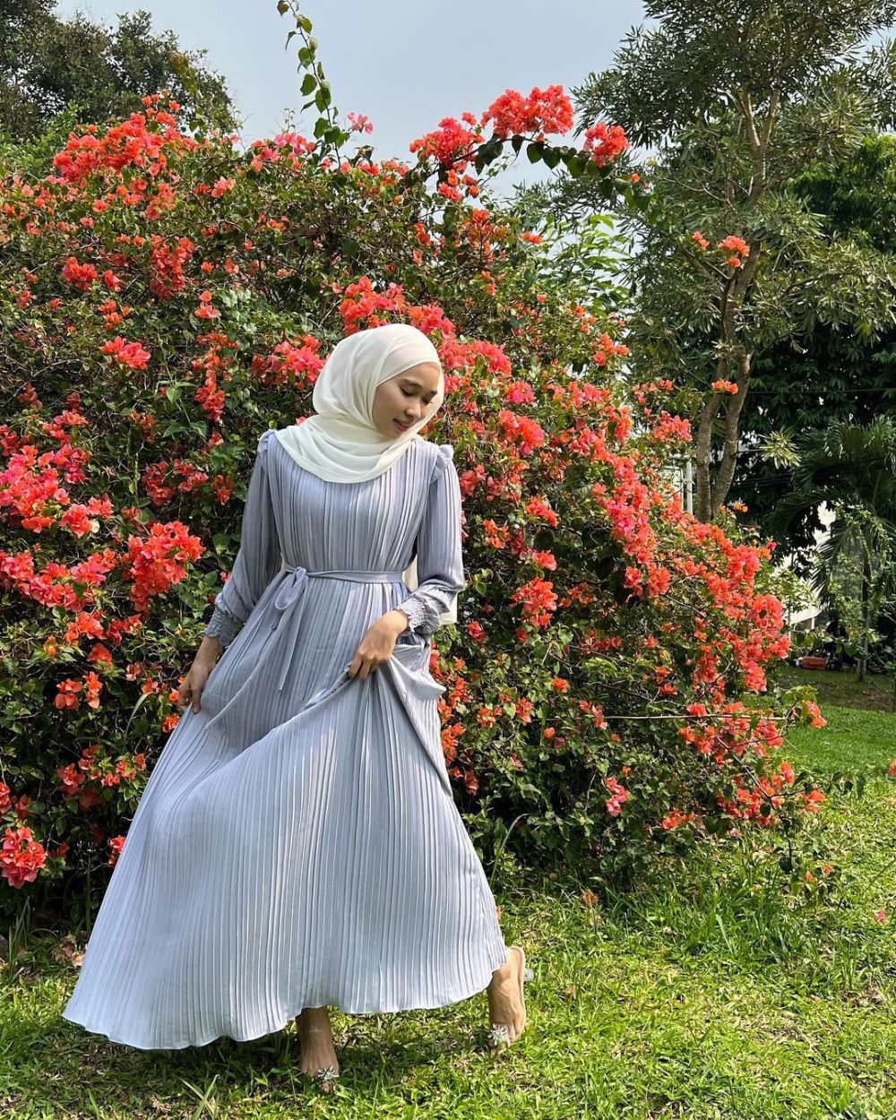 9 Ide Dress Hijab Minimalis ala Astri Ratnasari buat Piknik di Taman