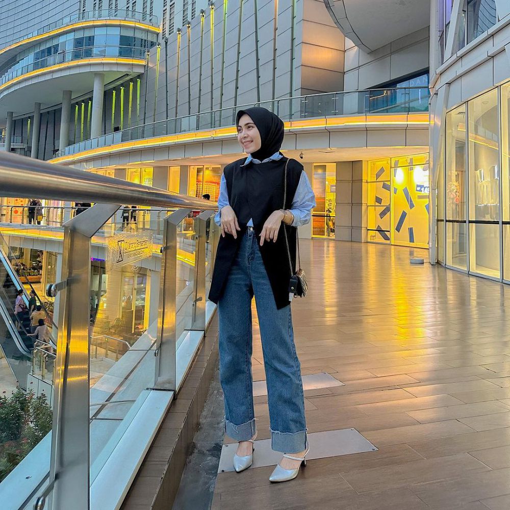 8 Inspirasi Outfit Hijab Vest ala Anggita Adistyas, Tampil Kekinian!