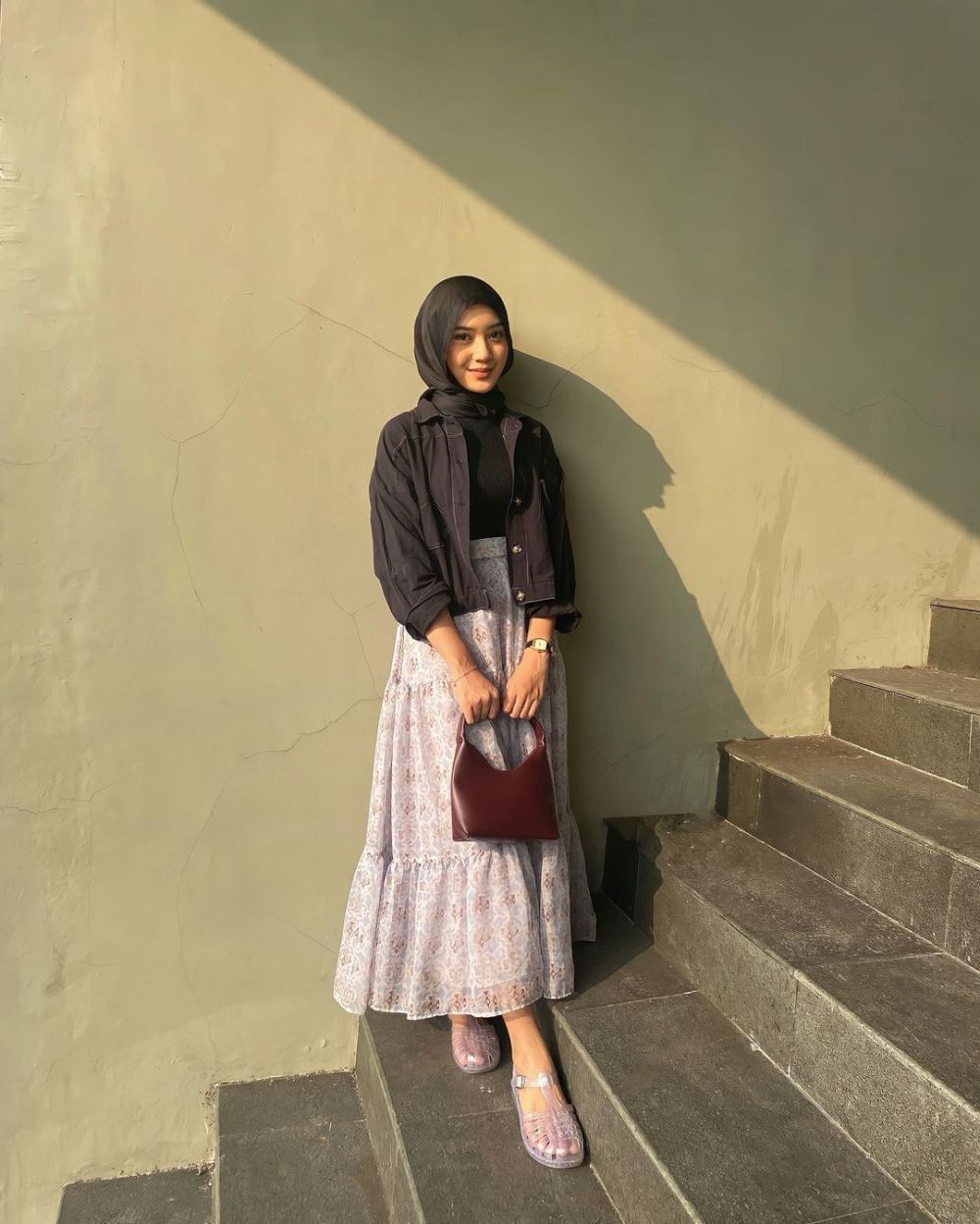9 Ide OOTD Skirt dengan Tema Kasual ala Influencer Hijab, Menawan Abis