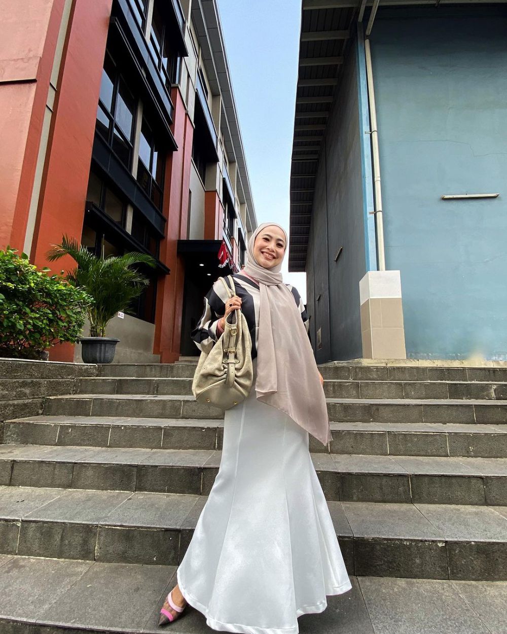 8 OOTD ala Feni Rose yang Mantap Berhijab, Stylish nan Awet Muda 