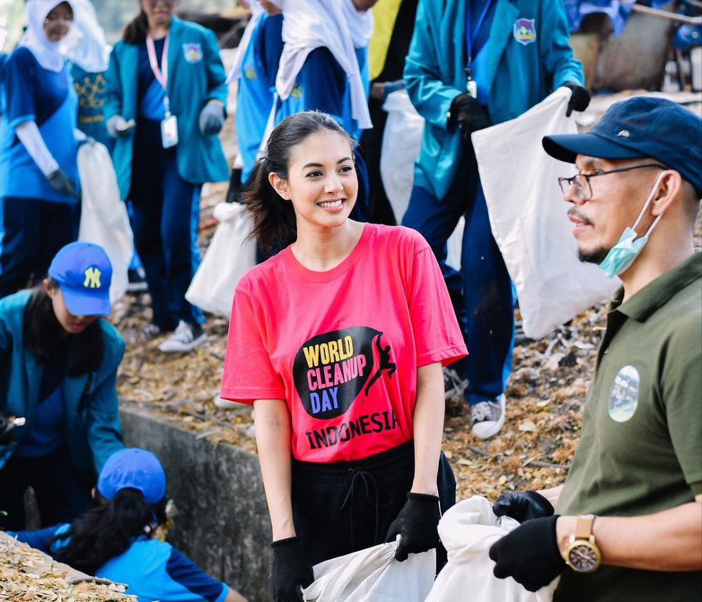 8 Potret Aurelie Moeremans  Relawan Kebersihan di BKT, Tangguh!