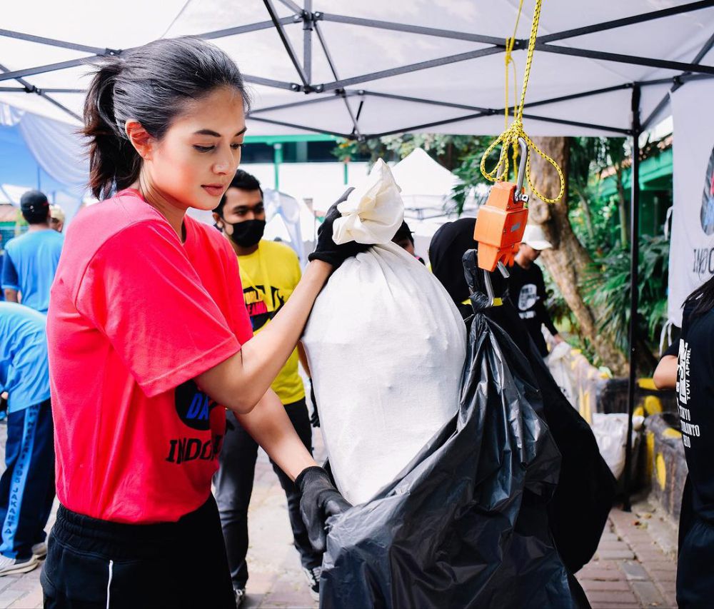 8 Potret Aurelie Moeremans  Relawan Kebersihan di BKT, Tangguh!