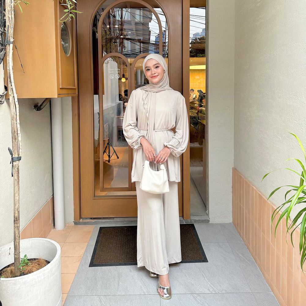 8 Padu Padan Outfit Hijab untuk Reuni, Vibes Cewek Bumi Sosialita