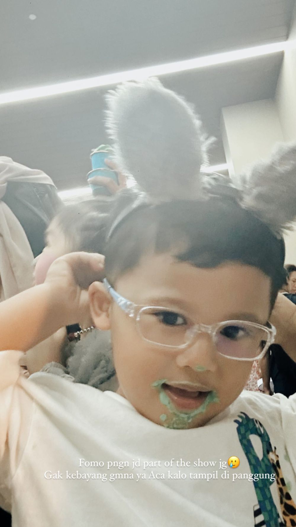 7 Momen Raditya Dika dan Anissa Nonton Putrinya Pentas Drama