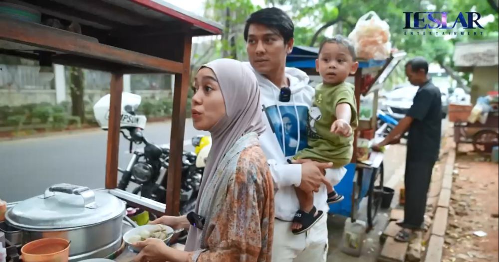 7 Potret Lesti dan Billar Jajan Bakso Kaki Lima, Naik Motor Mewah