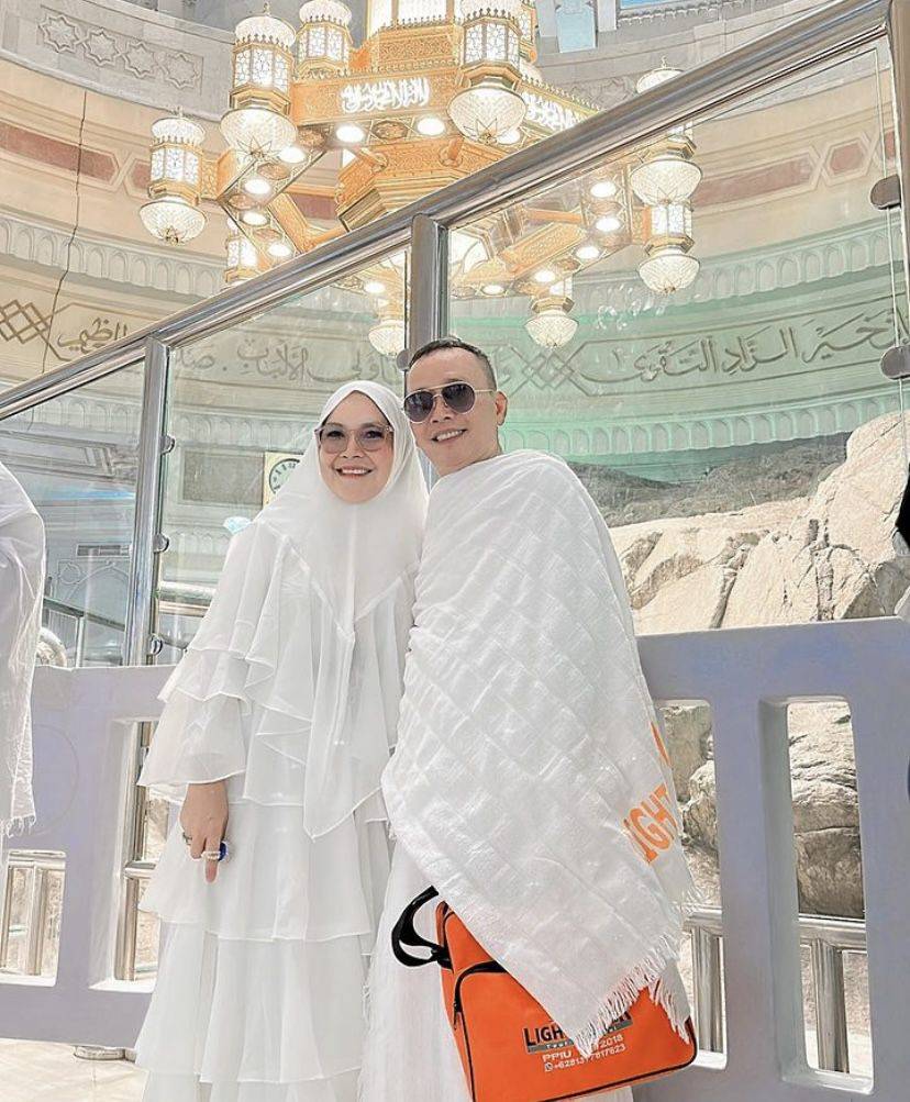 Orang Tua Ayu Ting Ting Jalani Umrah Malah Panen Kritikan