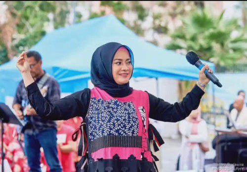 7 Portrait of Ikke Nurjanah at the Indonesian People's Party in Los Angeles