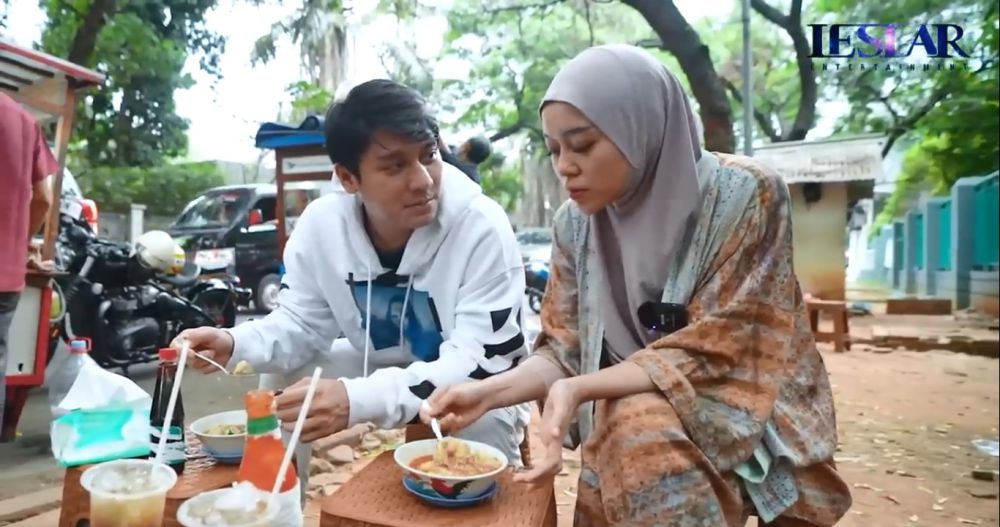 7 Potret Lesti dan Billar Jajan Bakso Kaki Lima, Naik Motor Mewah