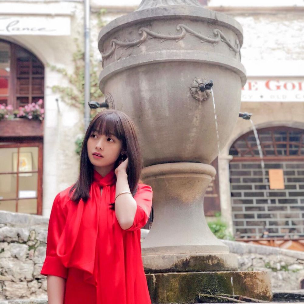 7 Potret Kanna Hashimoto Kenakan Outfit Merah, Cerah Memesona