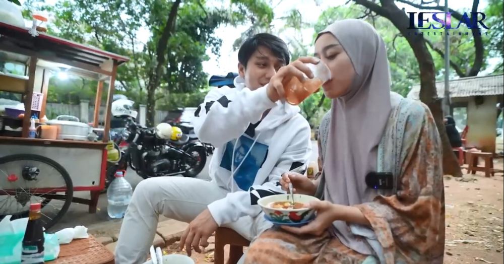 7 Potret Lesti dan Billar Jajan Bakso Kaki Lima, Naik Motor Mewah