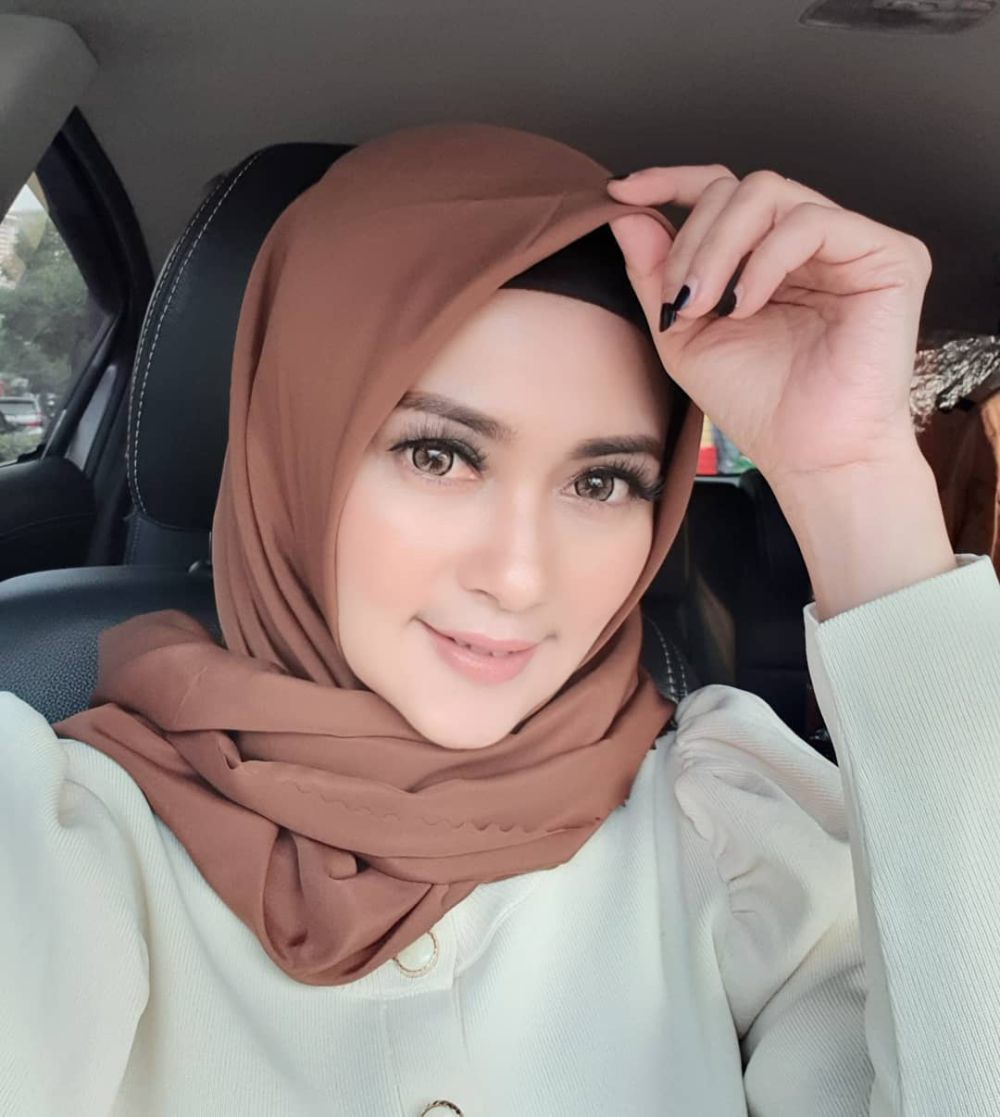 Inspirasi Gaya Makeup Ratu Dewi Imasy Cocok Buat Kondangan