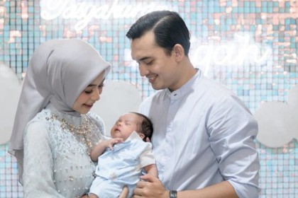 7 Potret Akikah Kaivaro Anak Ikbal Fauzi, Wajah Mirip Sang Ayah