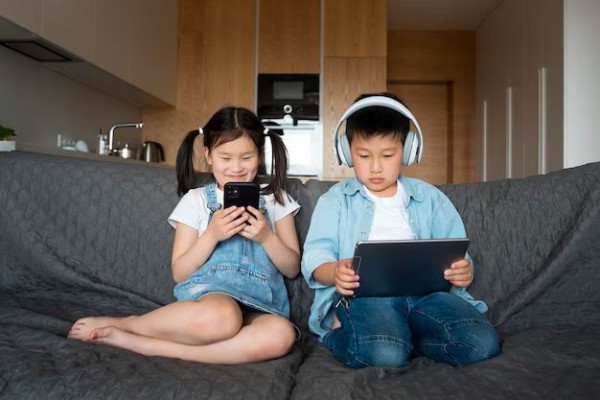 6 Kesalahan Umum Orangtua Saat Memberikan Gadget pada Anak