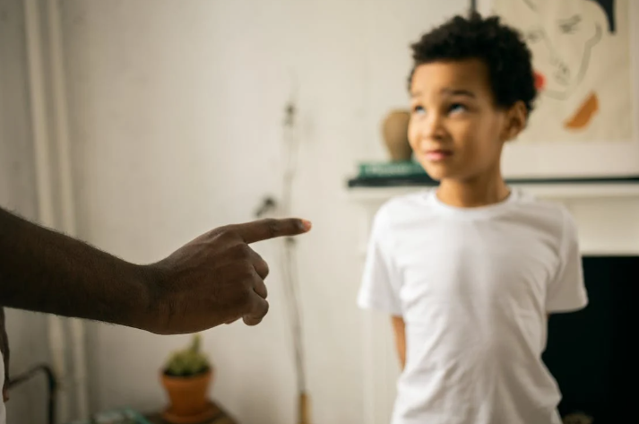 5 Alasan Harus Menggunakan Nada Positif Ketika Berbicara pada Anak