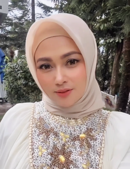 Inspirasi Gaya Makeup Ratu Dewi Imasy Cocok Buat Kondangan