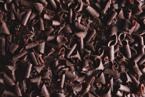 5 Tips Membuat Cokelat Serut untuk Dekorasi, Anti Remuk!