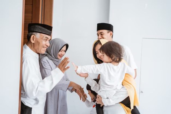 6 Sikap Bijak Hadapi Perbedaan Parenting dengan Orangtua atau Mertua