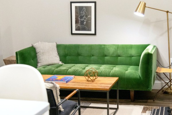 5 Tips untuk Mendekorasi Ruang Tamu dengan Sofa Warna Hijau