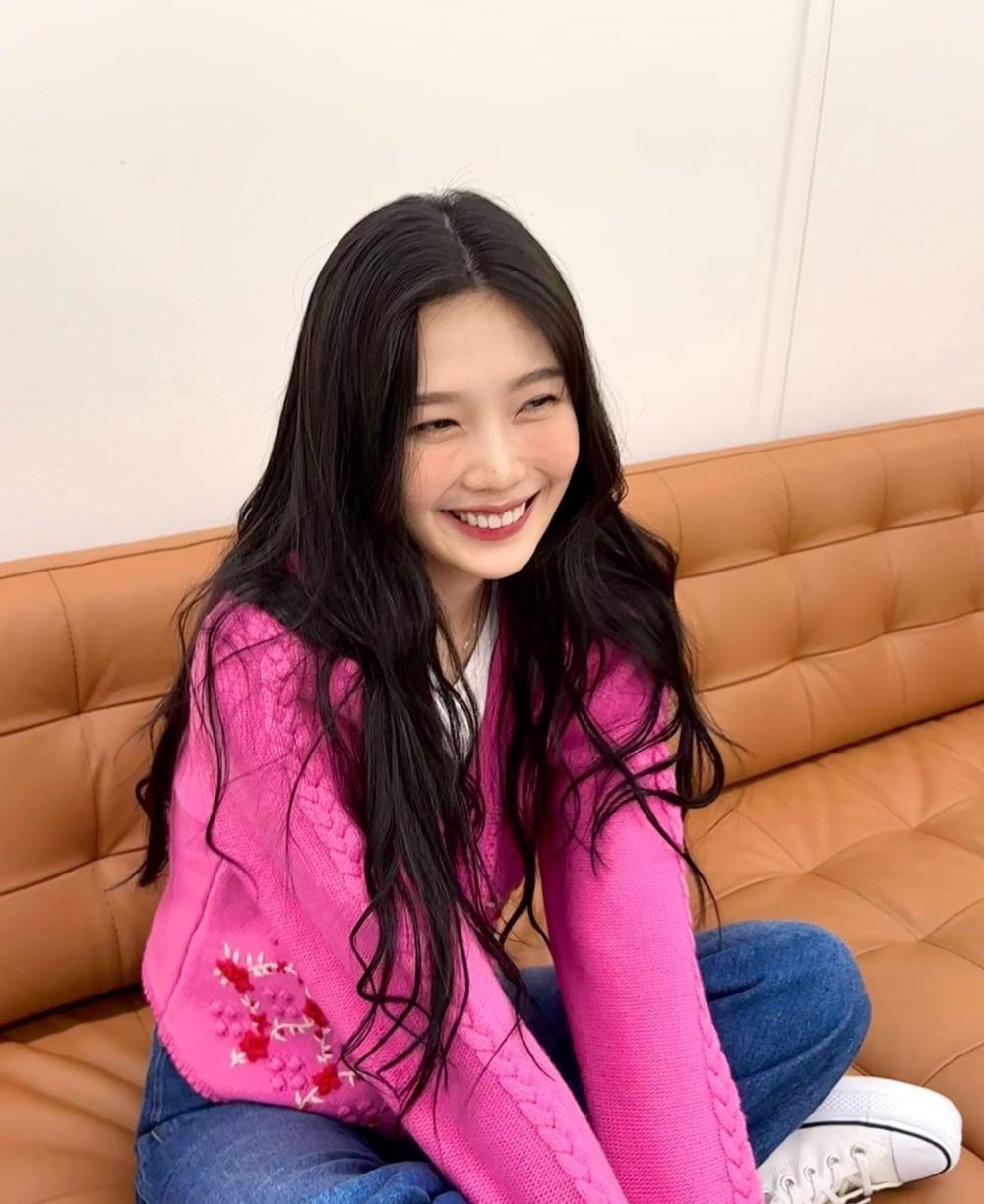 9 Referensi Outfit Warna Pink ala Joy Red Velvet, Look yang Manis!