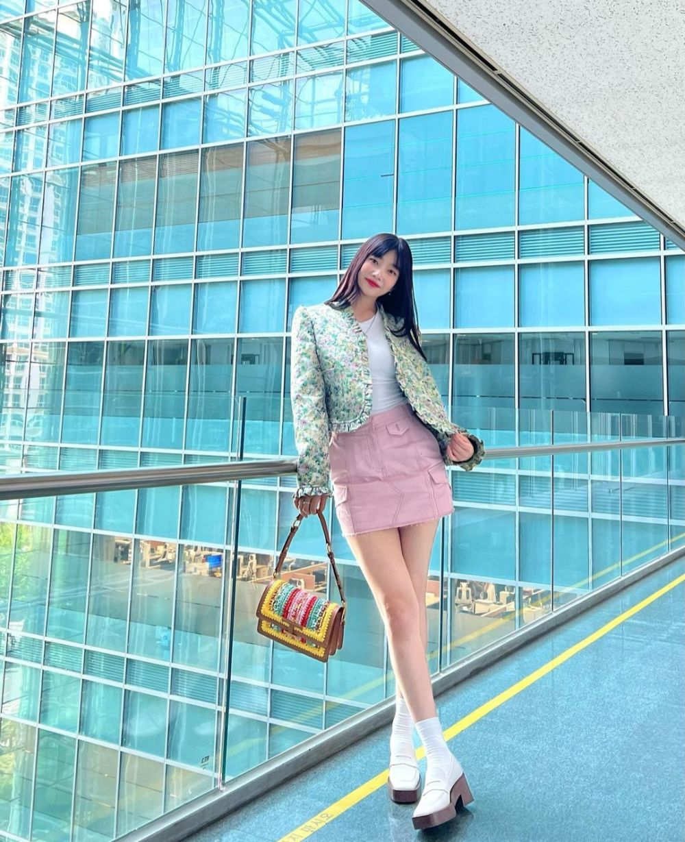 9 Referensi Outfit Warna Pink ala Joy Red Velvet, Look yang Manis!