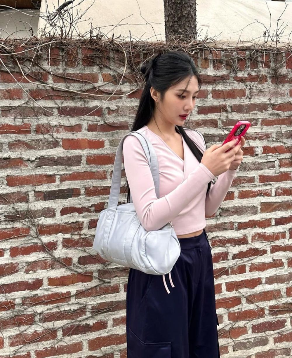 9 Referensi Outfit Warna Pink ala Joy Red Velvet, Look yang Manis!