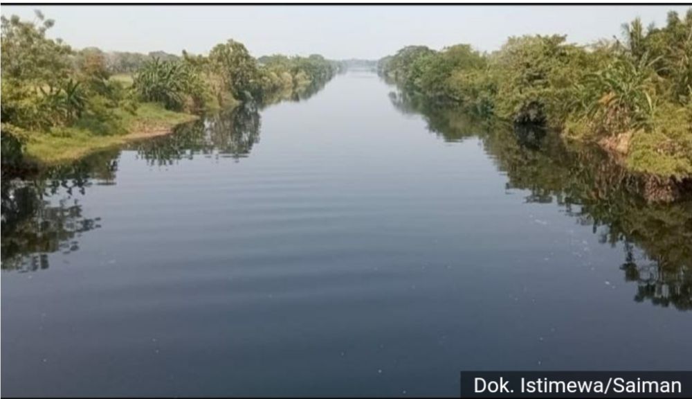 DLH Banten: Sungai Ciujung yang Menghitam Tercemar Parah  