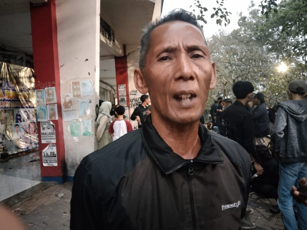 Keluarga Korban Ratapi Stadion Kanjuruhan yang Mulai Dibongkar