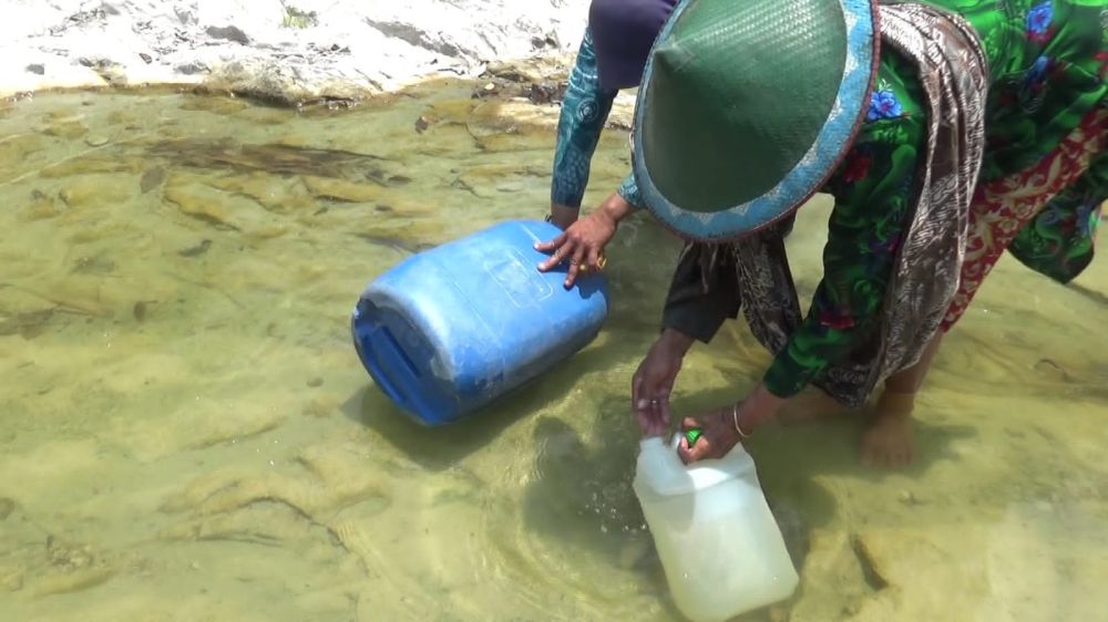 Bantuan Air Bersih Tak Datang, Warga Ngawi Konsumsi Air Sungai