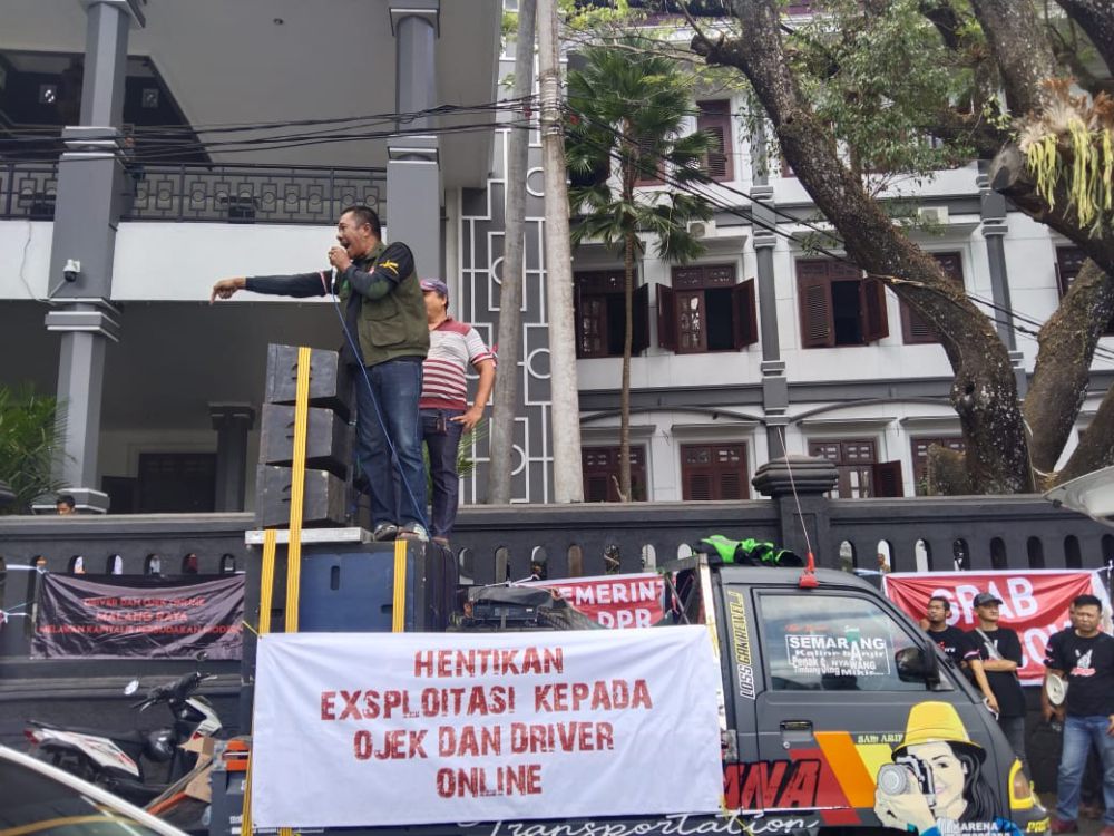 Ribuan Driver Online Geruduk Kantor DPRD dan Balai Kota Malang