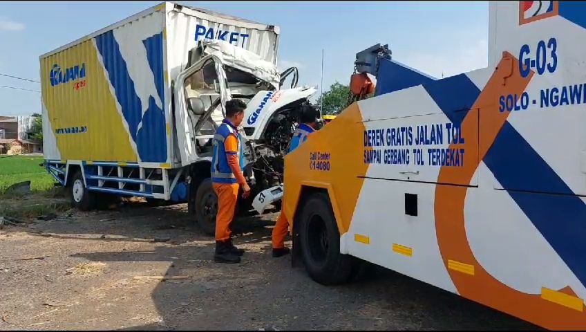 Laka Tol Ngawi, Pengemudi Truk Ekspedisi Tewas Tabrak Bokong Truk Sapi