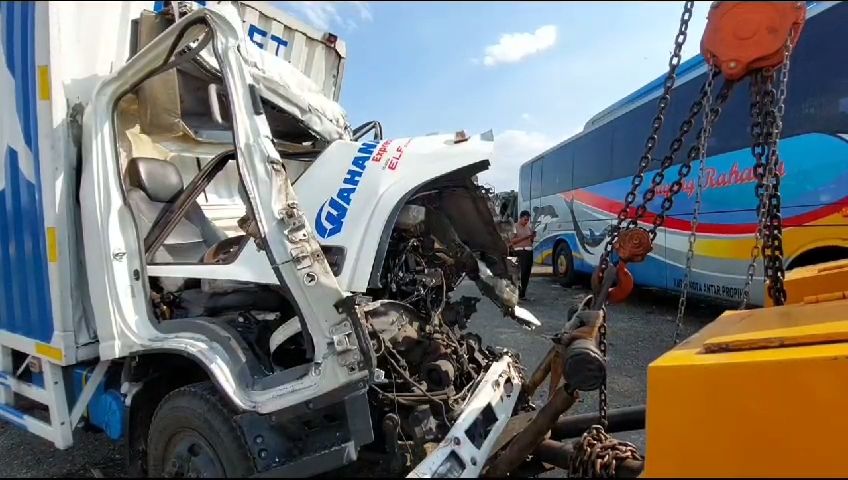 Pengemudi Truk Ekspedisi Tewas Tabrak Bokong Truk Sapi