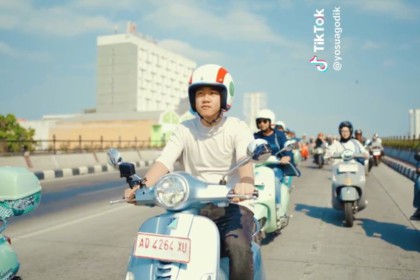 7 Potret Gibran Rakabuming Saat Naiki Vespa, Disebut Mirip D.O EXO