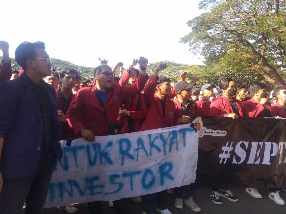 Ujung Kepemimpinan Sutiaji Disambut Demonstrasi Mahasiswa